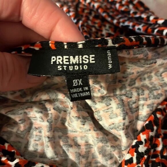 Premise 0X black/white/red blouse - 2507 - Picture 4 of 4